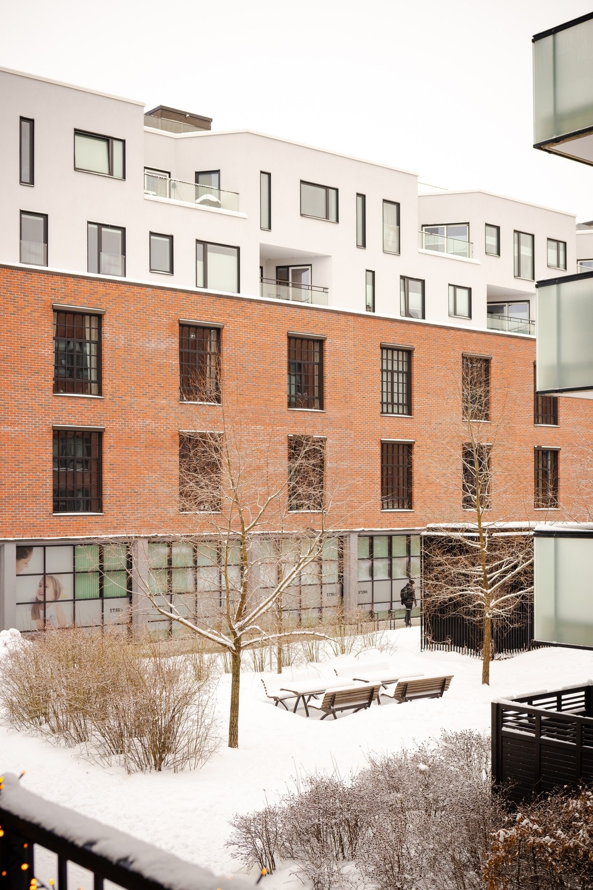 Fra balkongen er det utsyn mot Vinslottet og fellesarealer mellom bebyggelsen Galleribilde