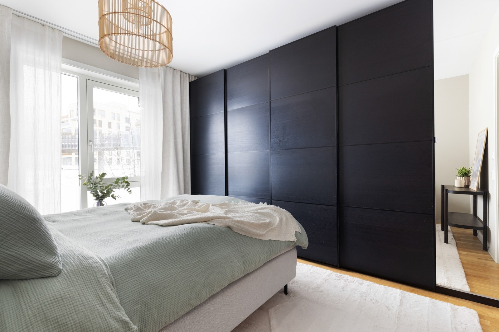 Det er også montert en stor skyvedørsgarderobe med rikelig lagringsplass Galleribilde
