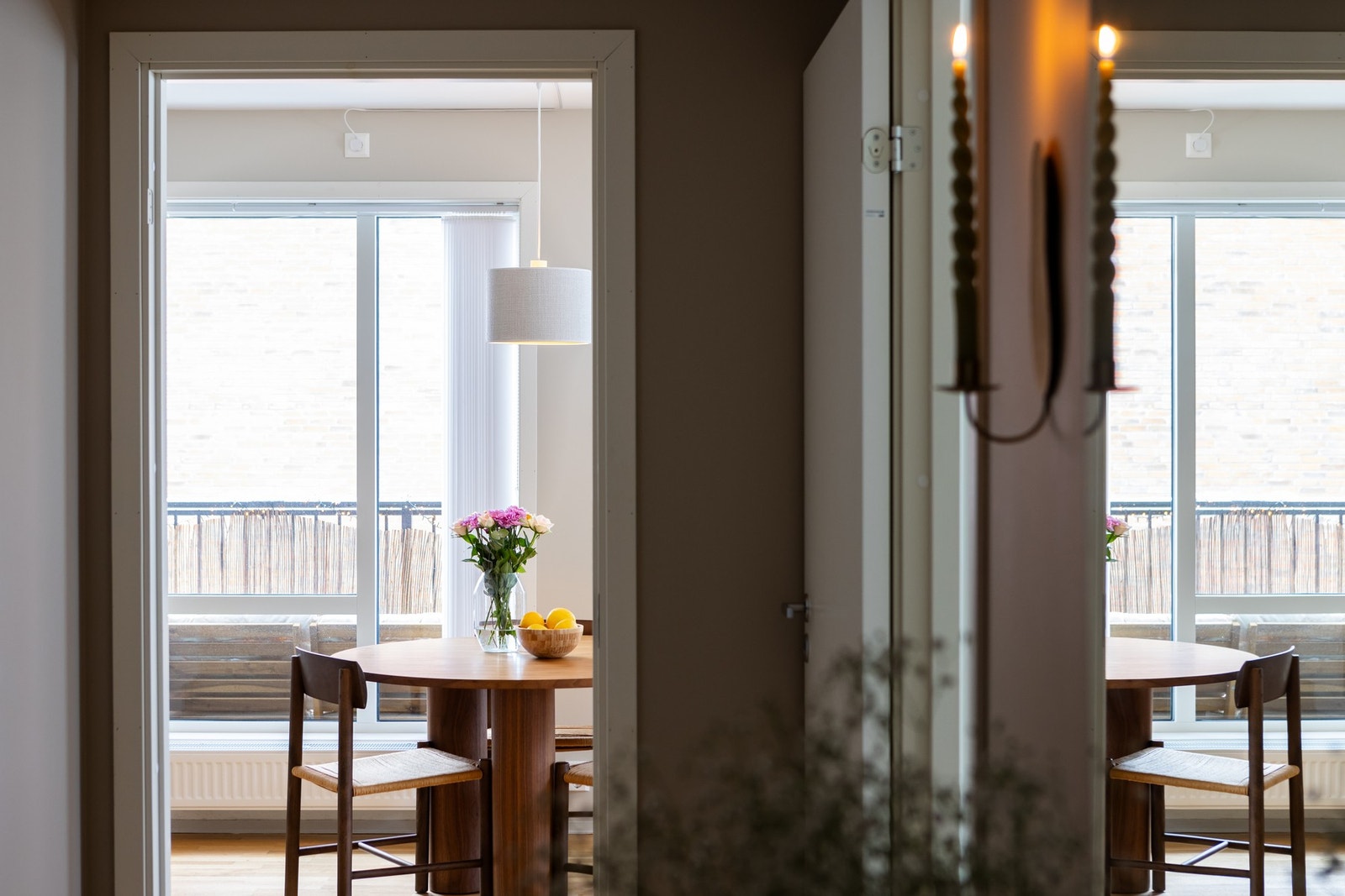 Utsyn mot stue fra gang Galleribilde
