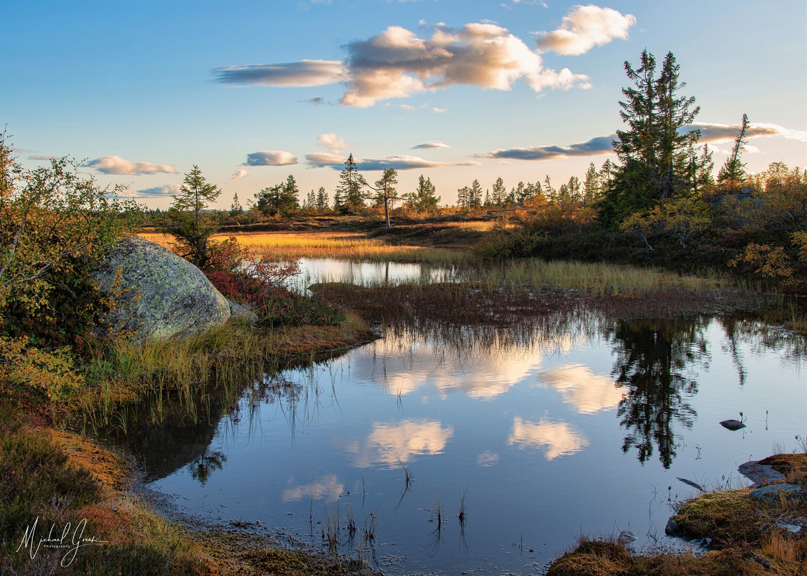 Idylliske fjellvann med fiskemuligheter Galleribilde