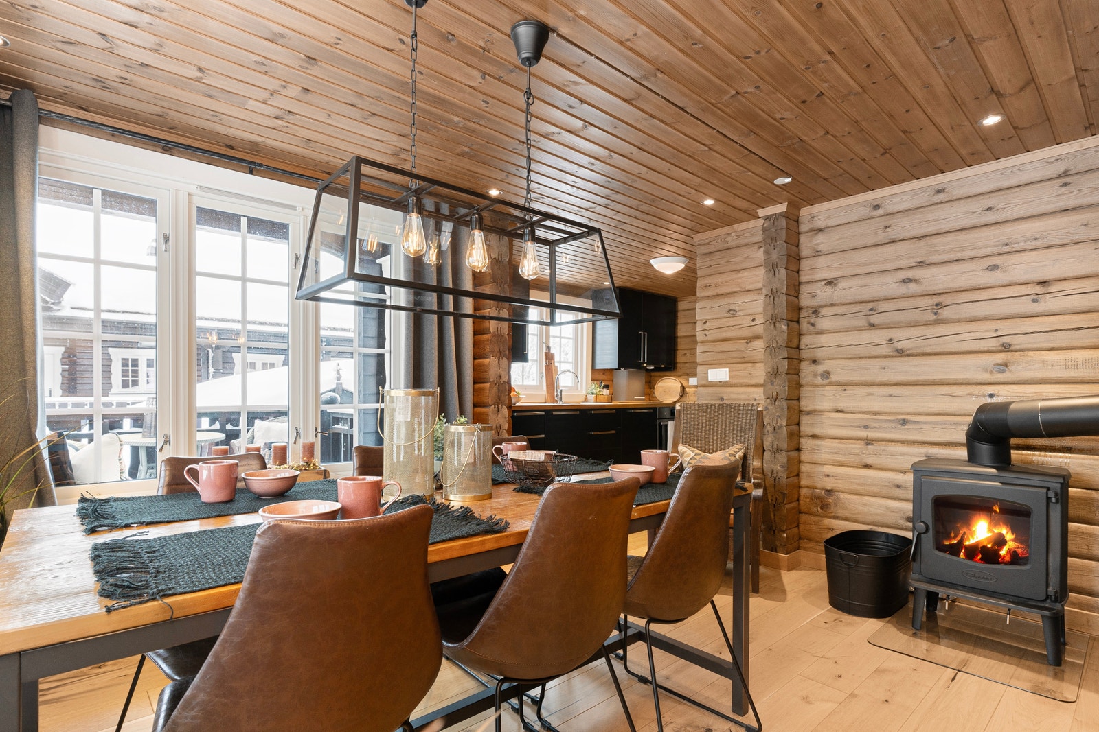 Spiseplass med peisovn Galleribilde