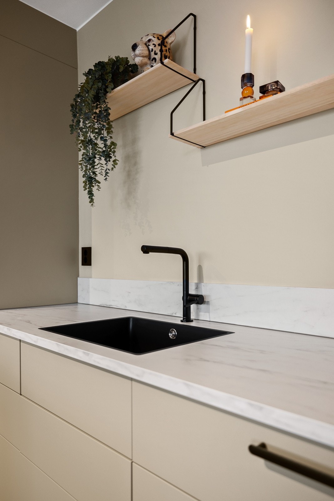 Underlimt vask, med kjøkkenarmatur m/uttrekk matt sort, med laminærstråle fra Hansgrohe (2024). Galleribilde