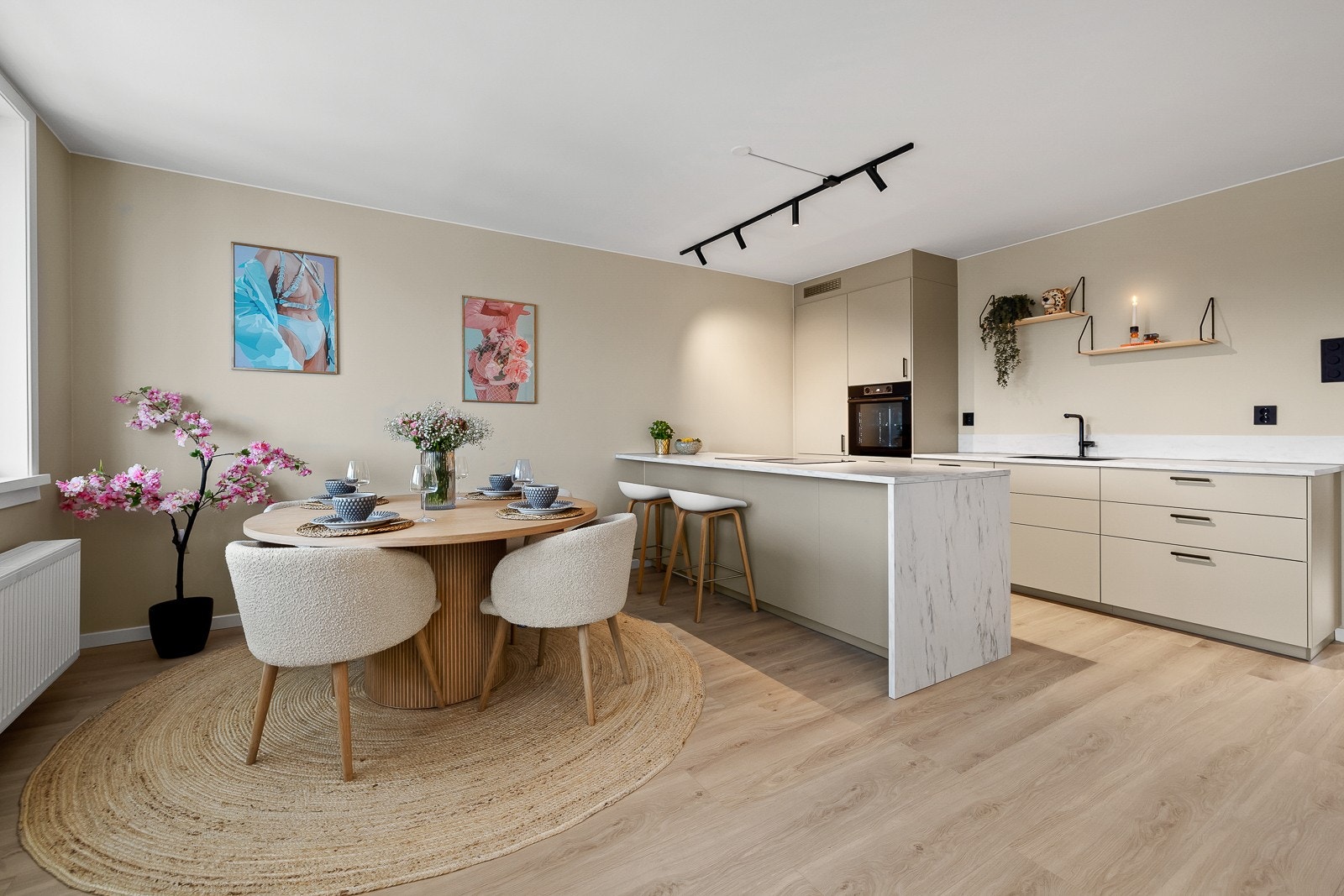 Spisestuen er en forlengelse av kjøkkenet. Overheng på kjøkkenøy for social dining. Galleribilde