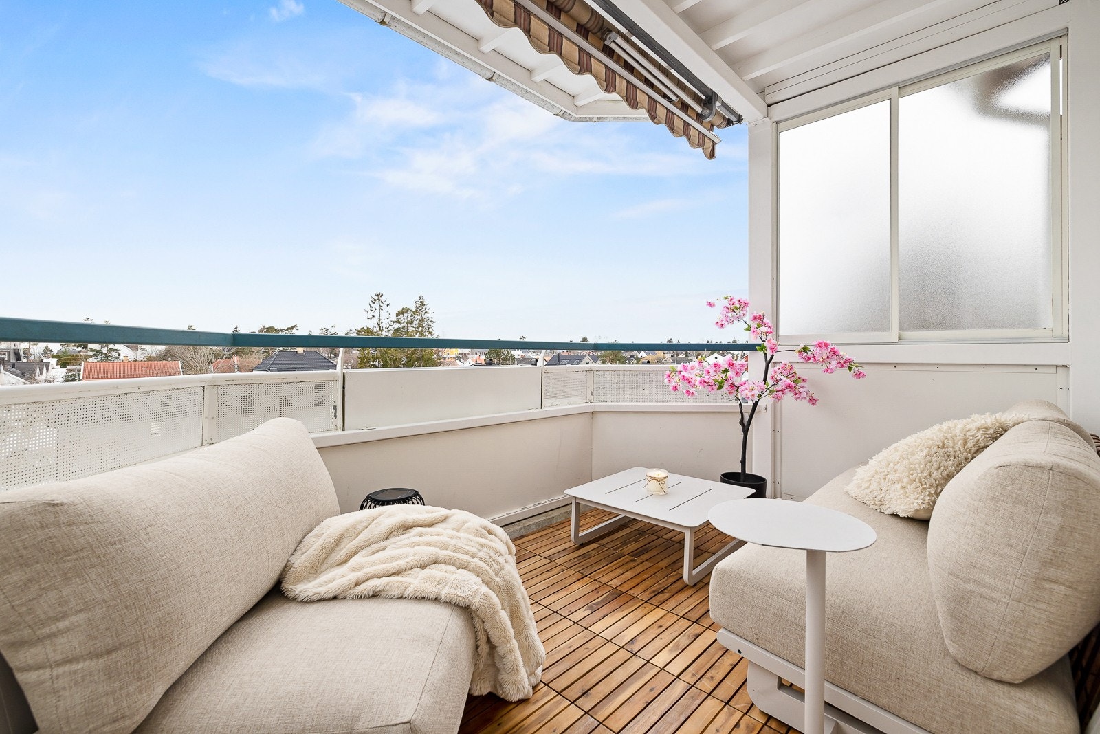 Delvis innglasset og vestvendt balkong med utsikt over villaområdet. Topp- og endeleilighet med fantastiske solforhold. Galleribilde