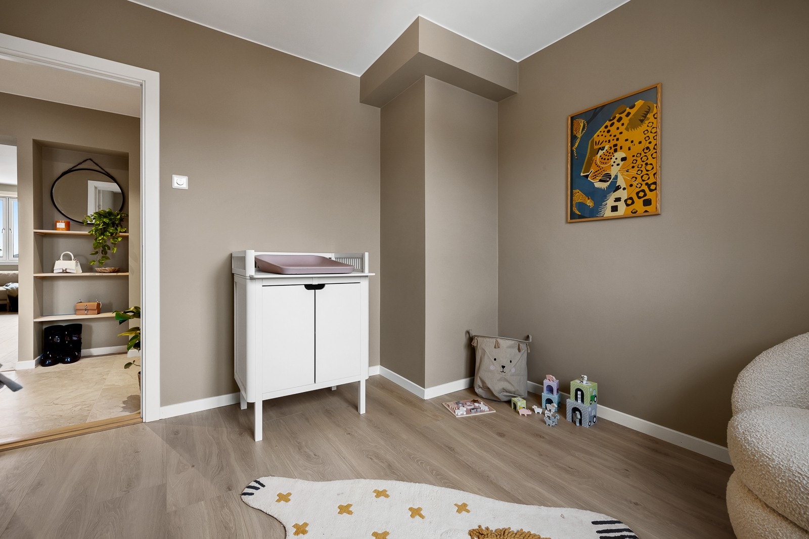 God plass til seng og garderobeskap. Galleribilde