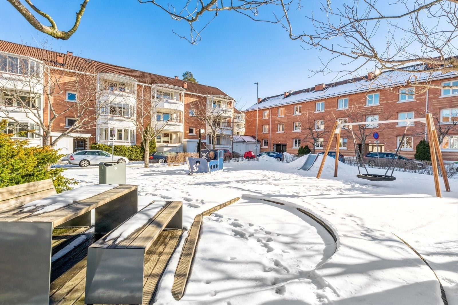 Gateparkering rett utenfor boligen. Mulighet for garasje og oppstillingsplass gjennom BRL. Galleribilde