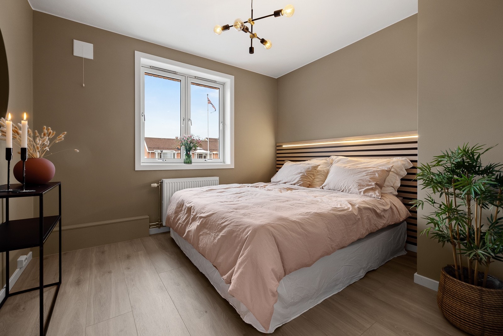 Romslig soverom mot rolig bakgård. Gode oppbevaringsmuligheter. Galleribilde