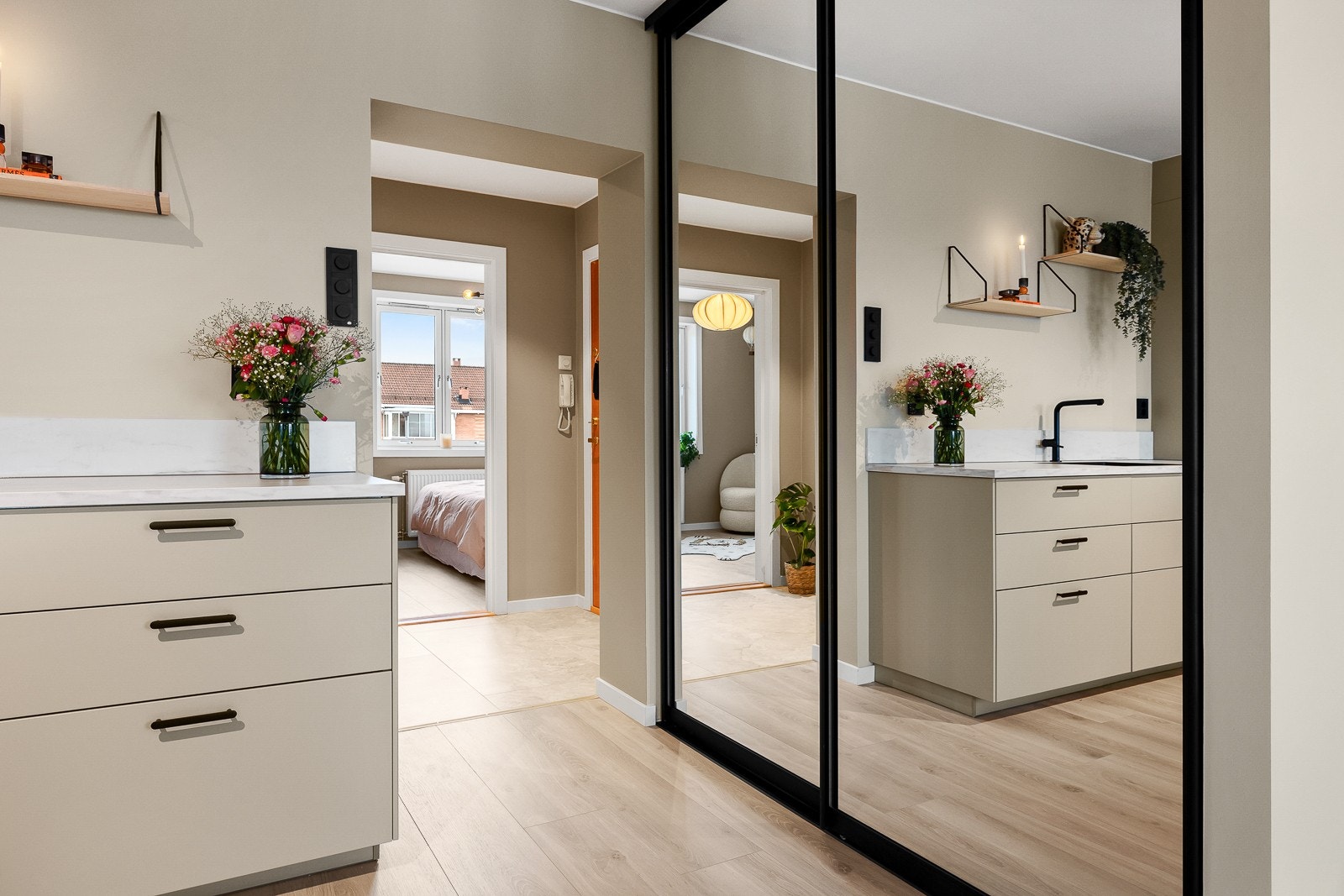 Garderobe med gulv til tak speil med god oppbevaring (2024). Galleribilde