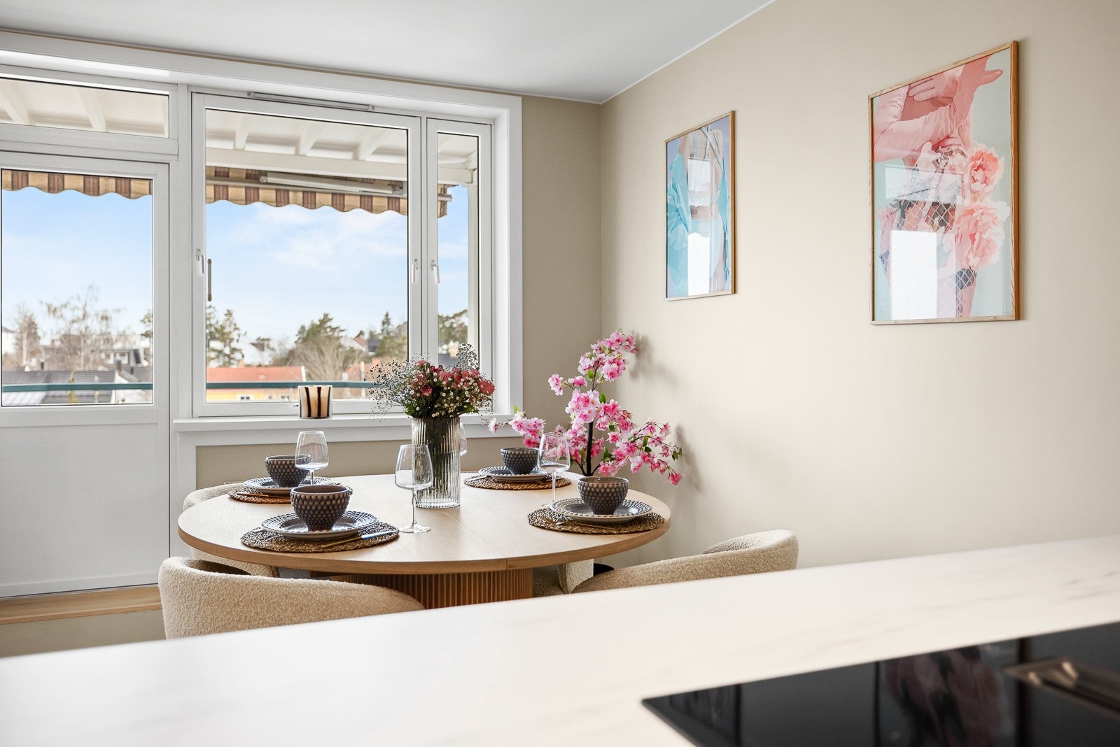 Her kan du lage mat mens du tar deg et glass sammen med gjestene dine. Galleribilde