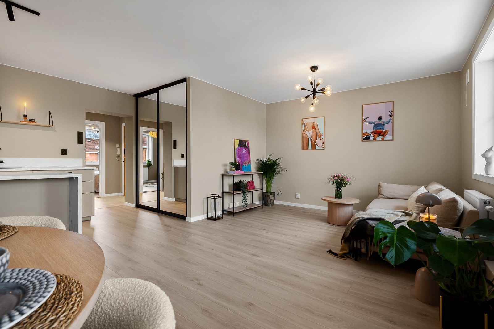 Lys og innbydende stue med attraktiv planløsning. Galleribilde