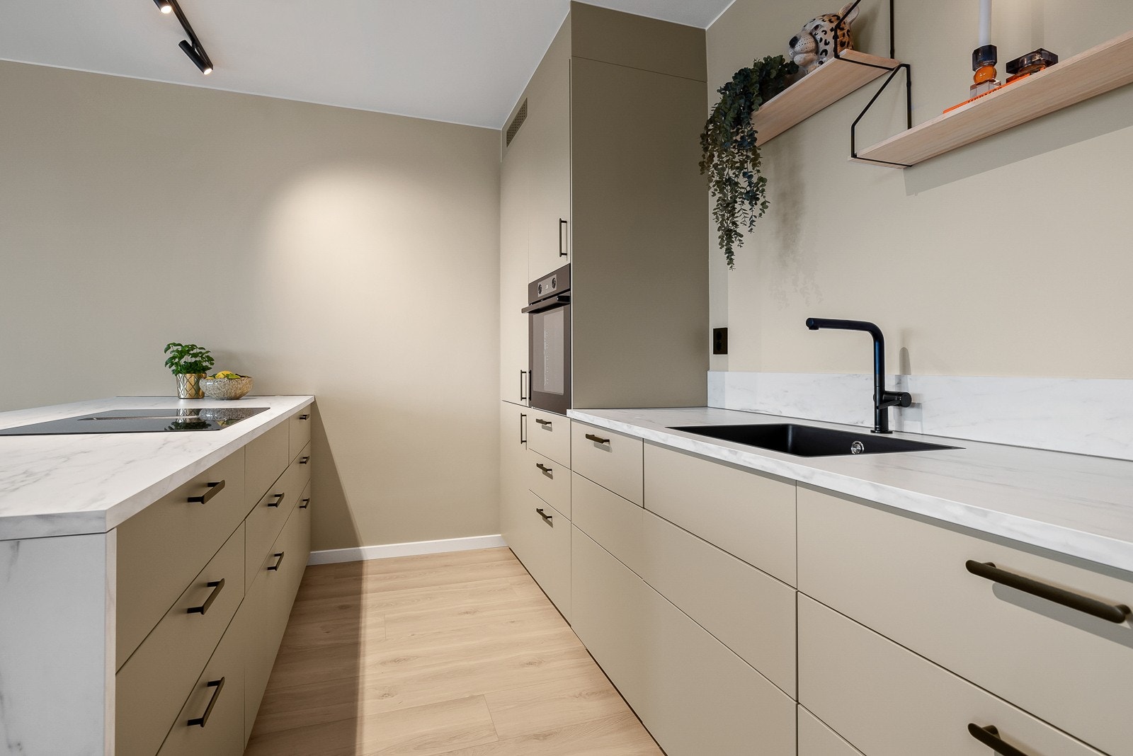 Lekkert og moderne IKEA kjøkkeninnredning fra 2024. Galleribilde