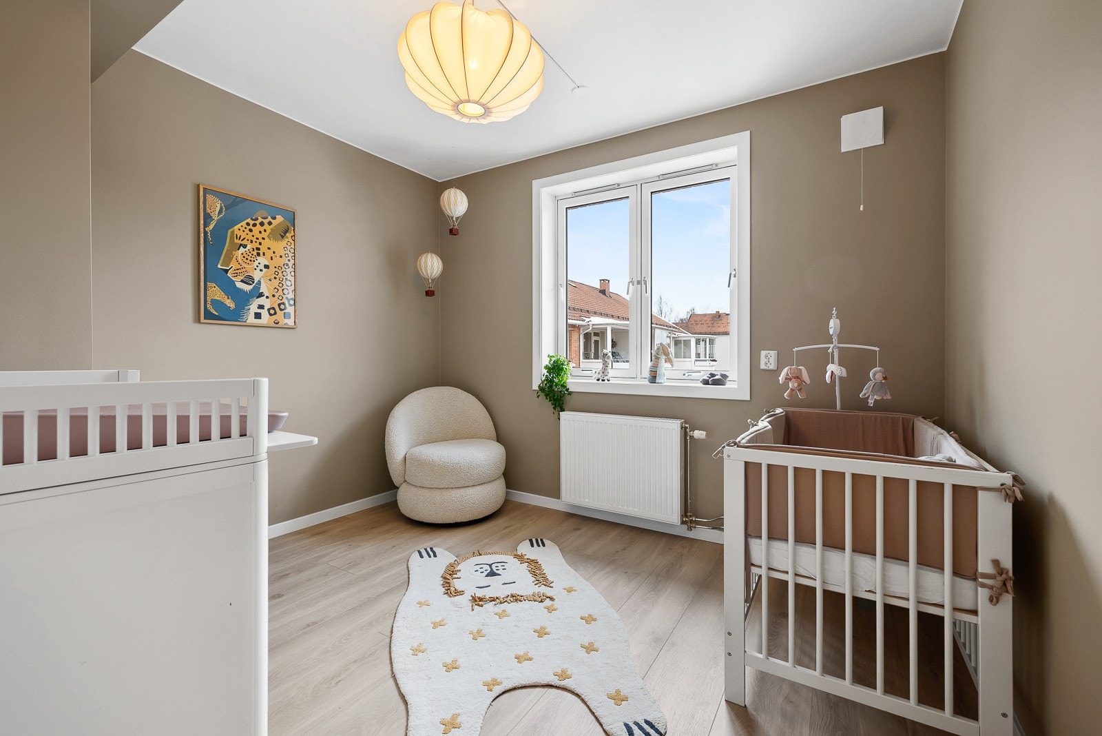 Soverom 2 mot rolig bakgård. Ingen naboer vegg i vegg. Galleribilde