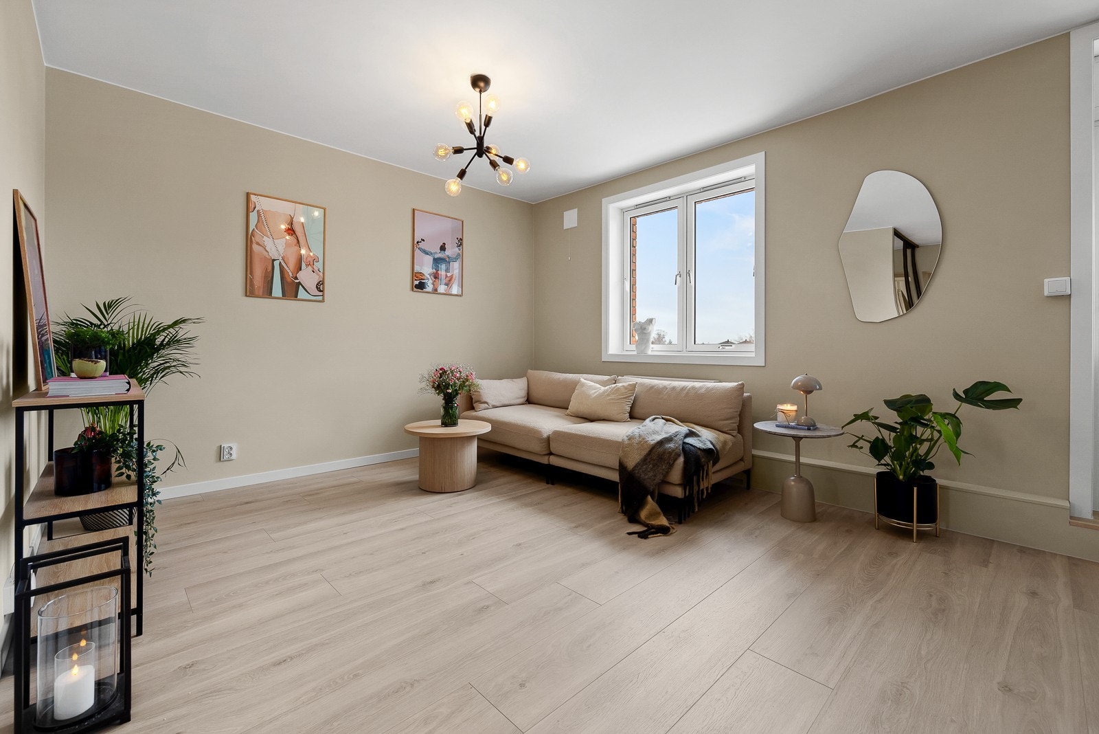 Leiligheten har nytt 1-stavs laminatgulv i lys eik. Stuen byr på god plass for sofagruppe Galleribilde