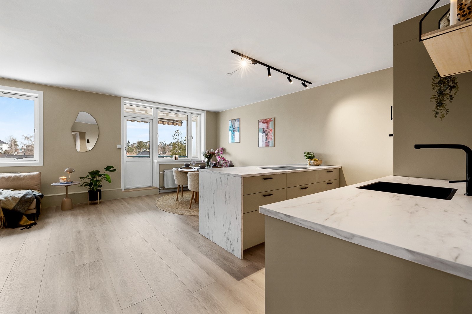 Rålekker leilighet med sosial åpen stue - og kjøkkenløsning. Her har du plass til langbord! Galleribilde