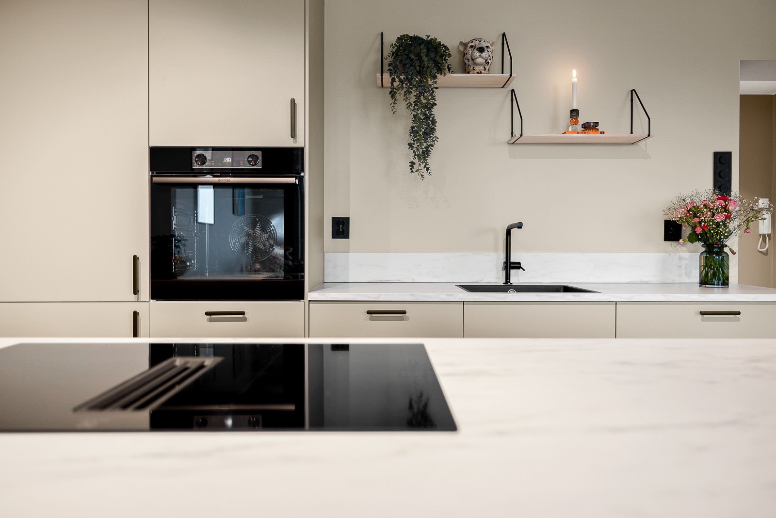 Innfelte hvitevarer som platetopp med ventilator, stekeovn, oppvaskmaskin, kjøl / - fryseskap (medfølger). Galleribilde