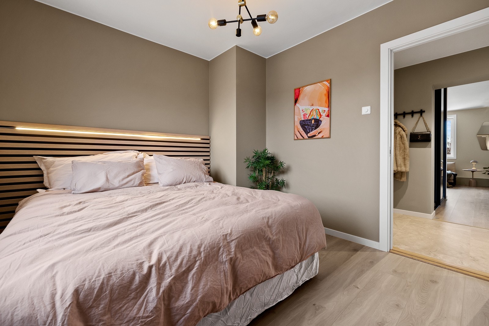 Her har du god plass til garderobe. Nytt Plejd smartsystem for lysstyring i boligen. Galleribilde