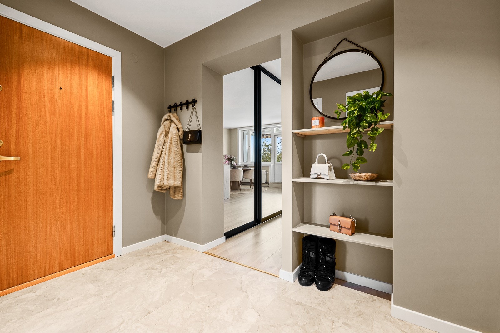 Flislagt entré med innebygget nisje. Galleribilde