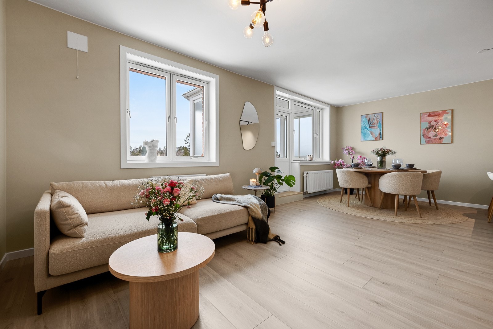 Alle vegger og tak er helsparklet og malt i tidløse farger (2024). Galleribilde