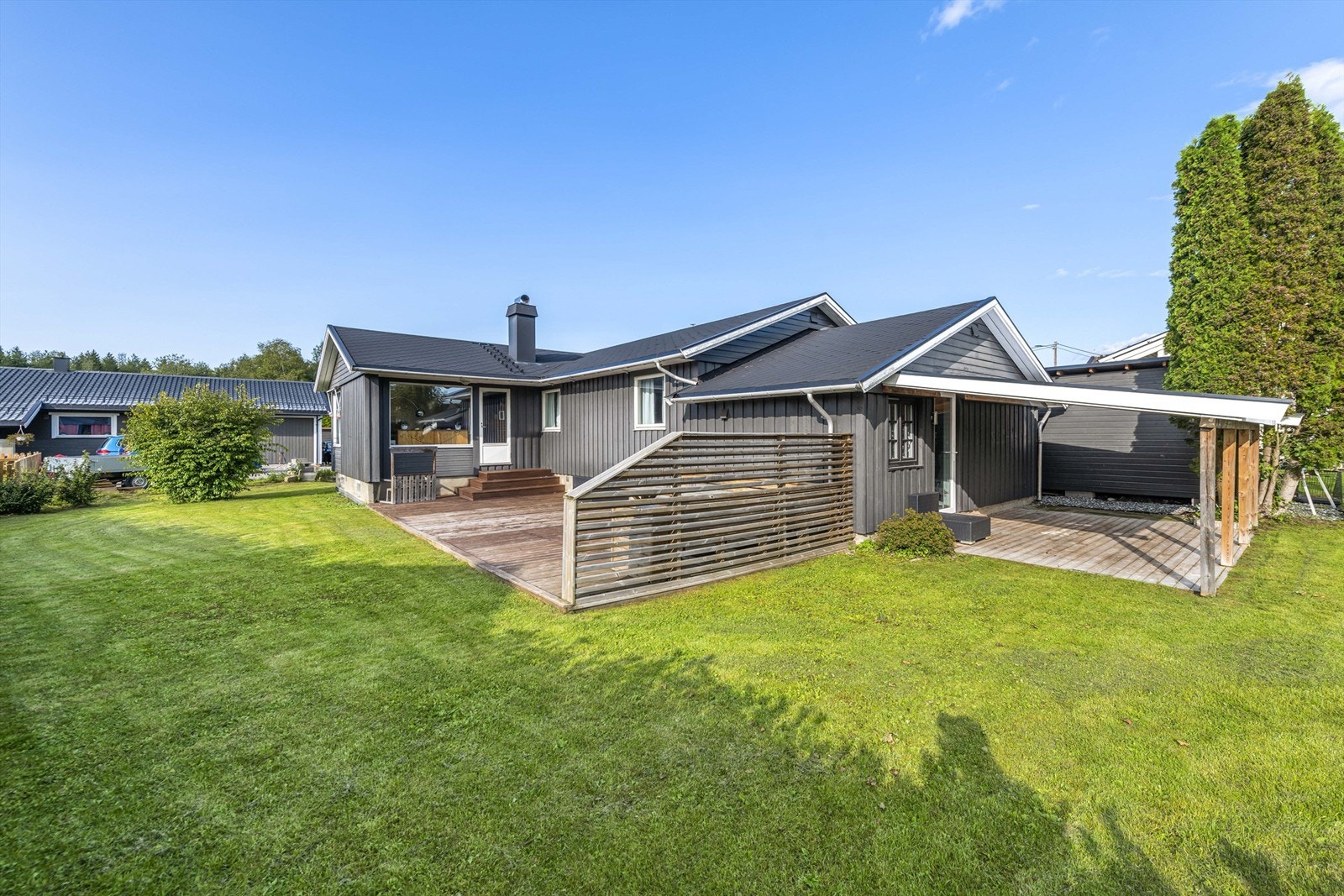 Flere uteplasser, stor innkjøring og solrikt område. Galleribilde