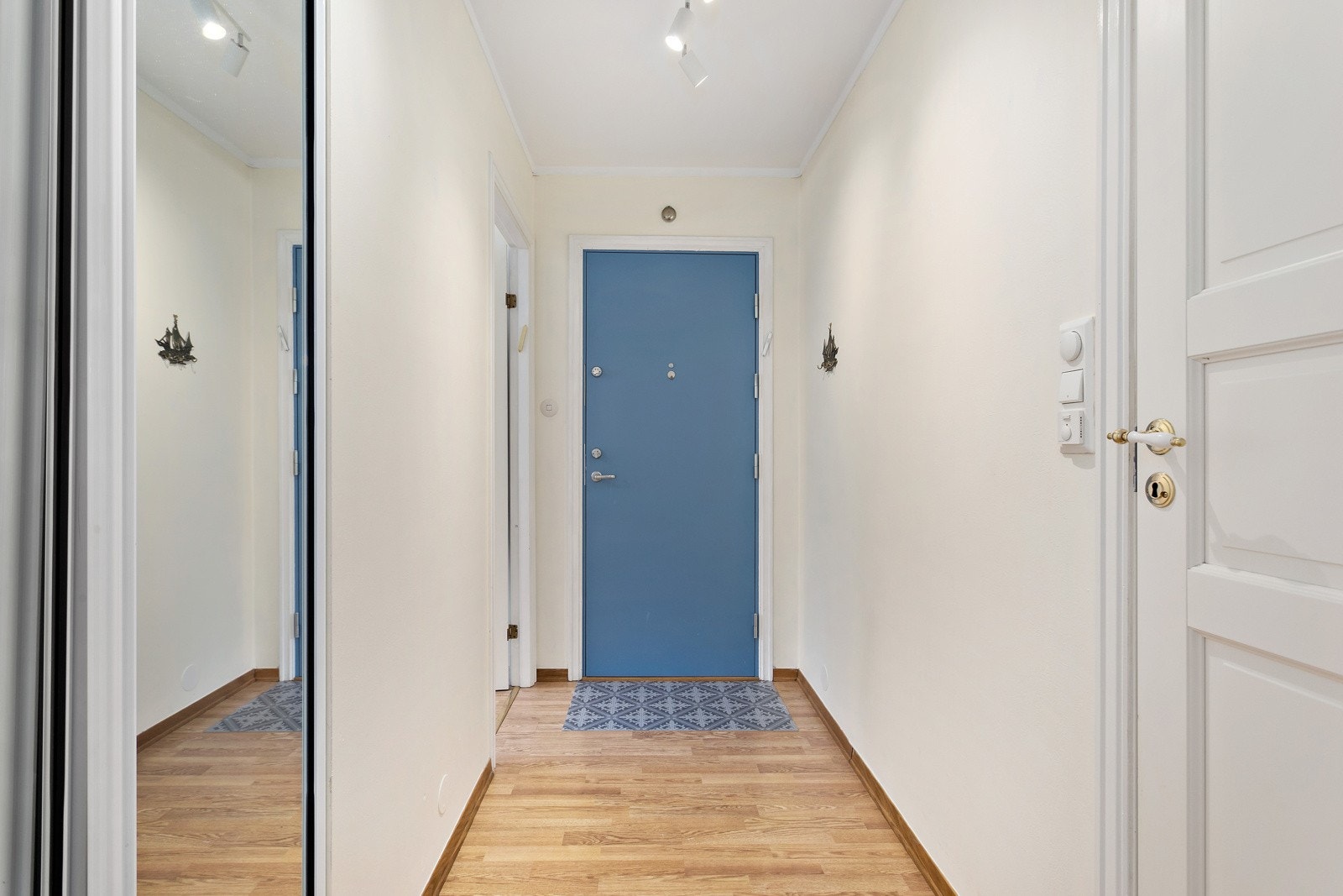 Entré med callinganlegg og garderobe Galleribilde