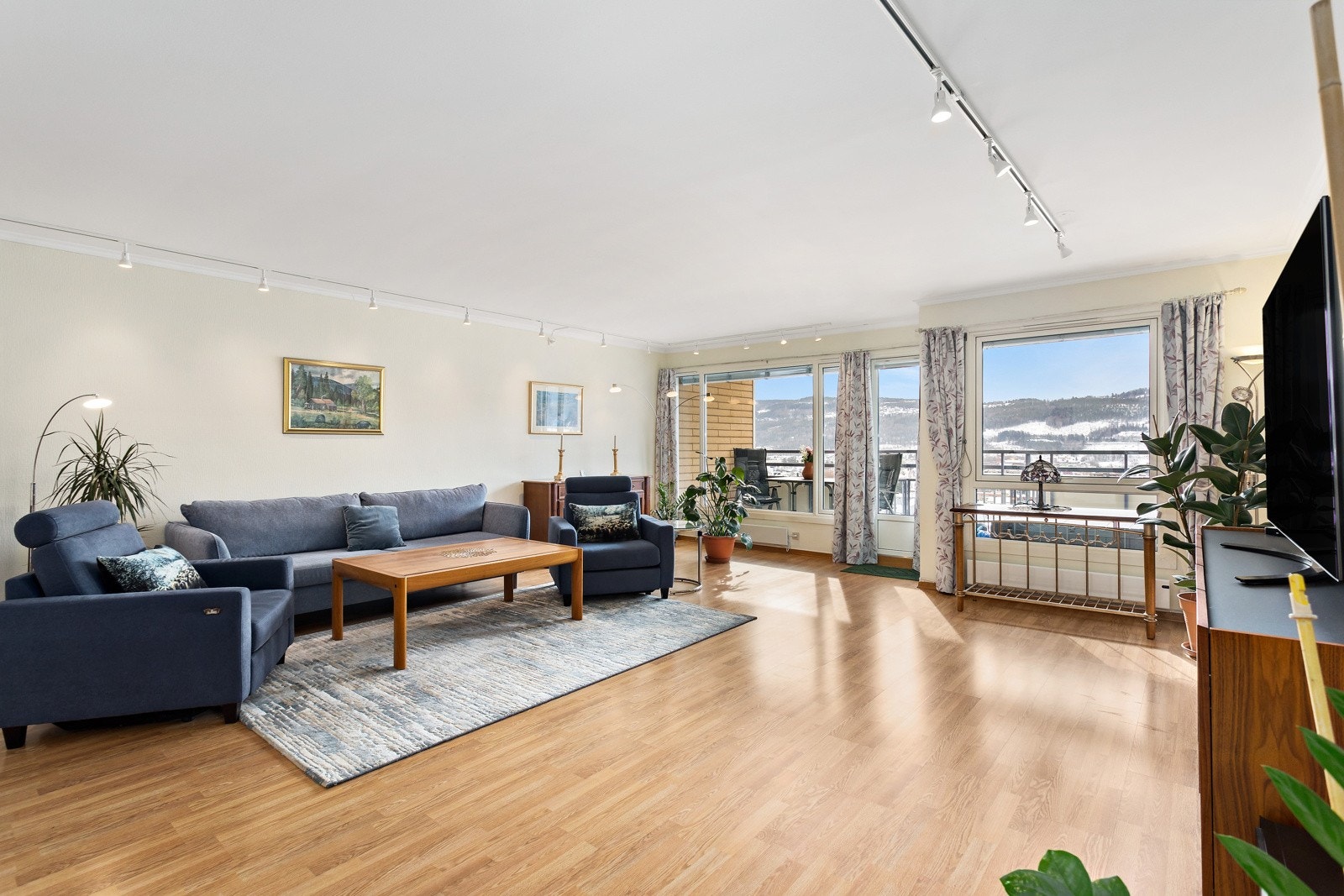 Stue med panoramavinduer. Galleribilde