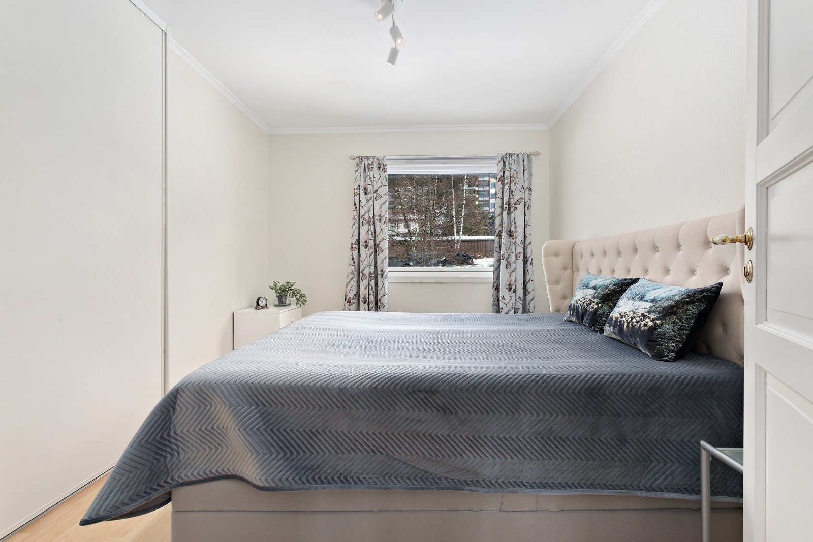 Hovedsoverommet har integrert skyvedørsgarderobe. Galleribilde
