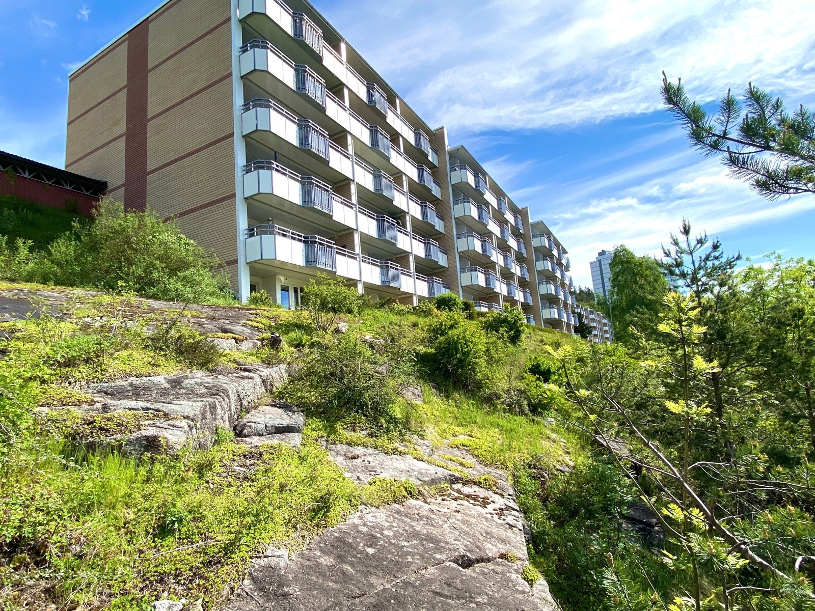 Anerkjent borettslag som er rehabilitert senere år med utvendig med fasader, vinduer og balkonger. Galleribilde
