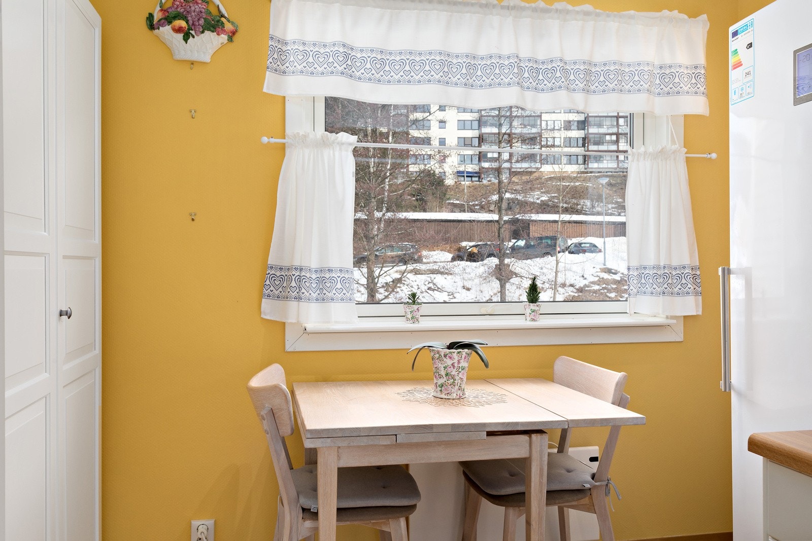 På kjøkkenet er det plass til spisegruppe ved vinduet med utsikt mot åsen. Galleribilde