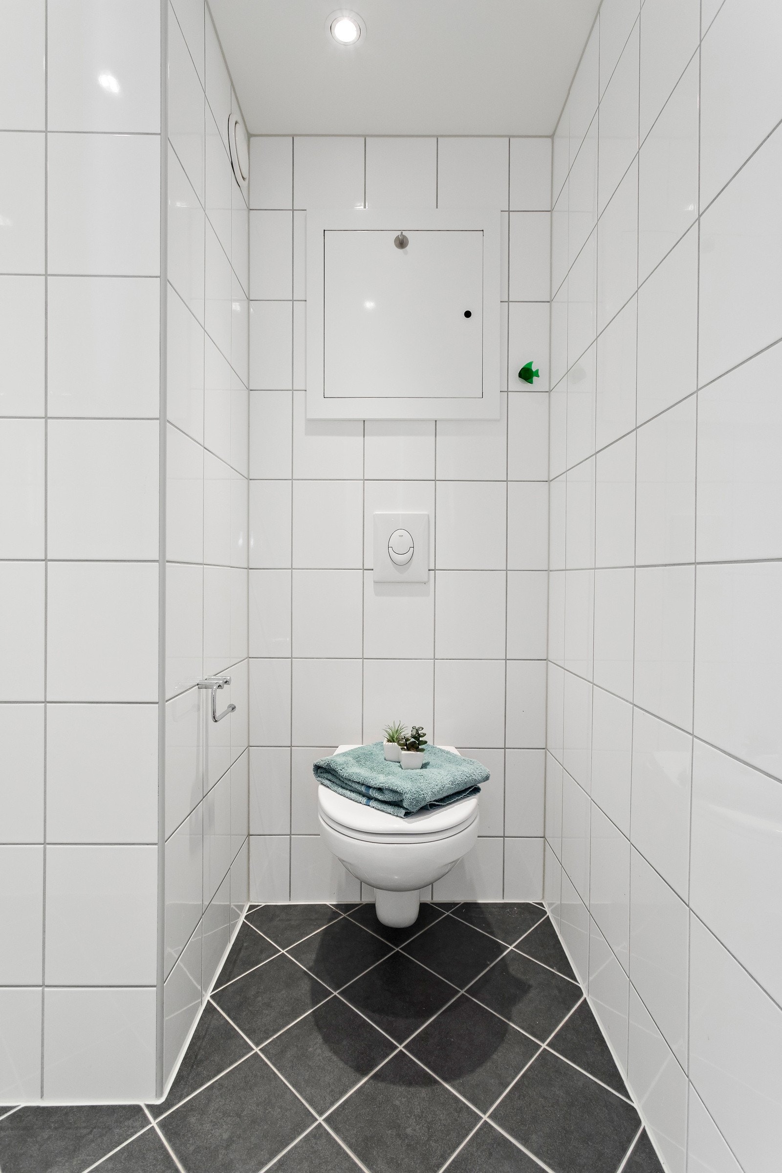 Bad med varmekabler og downlights Galleribilde