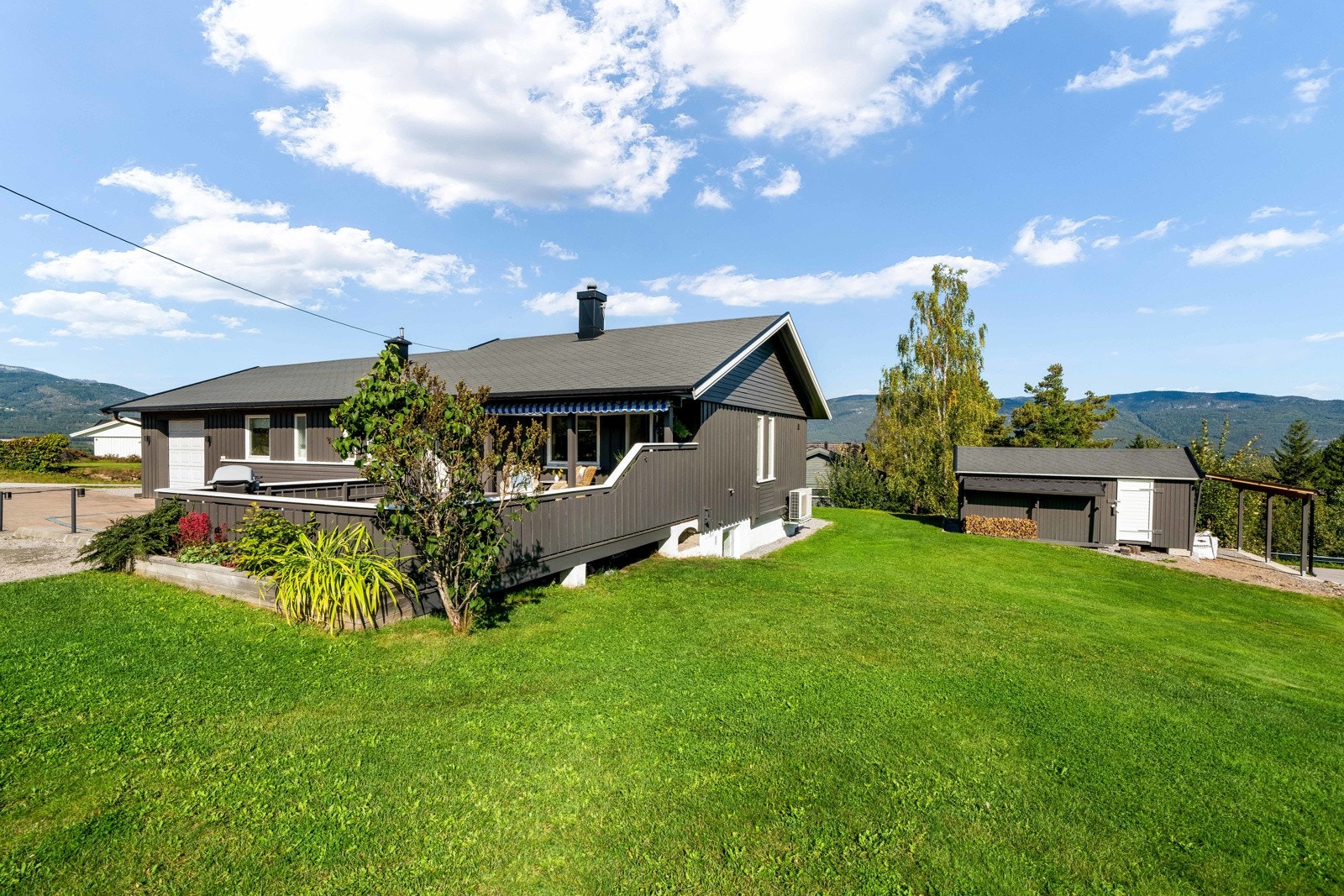 Familievennlig enebolig med stor tomt og utleiemulighet i sokkeletasjen. Galleribilde