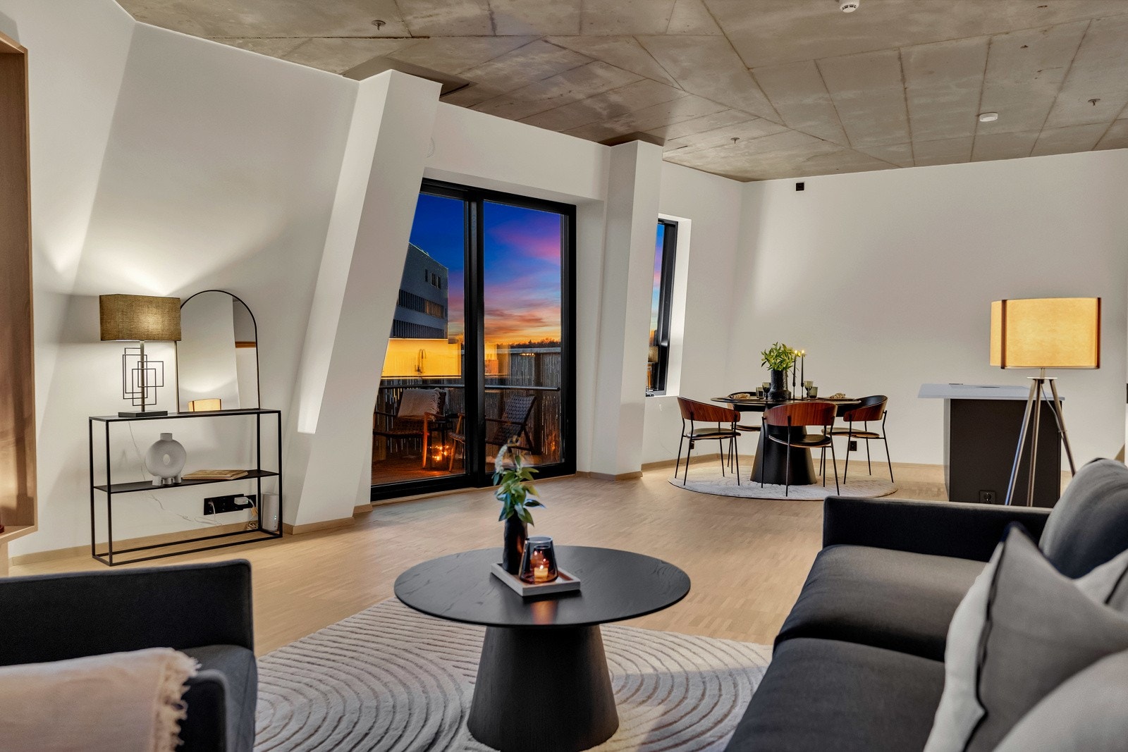 Innvendig holder leiligeten en høy standard og det er lagt vekt på materialer av høy kvalitet Galleribilde