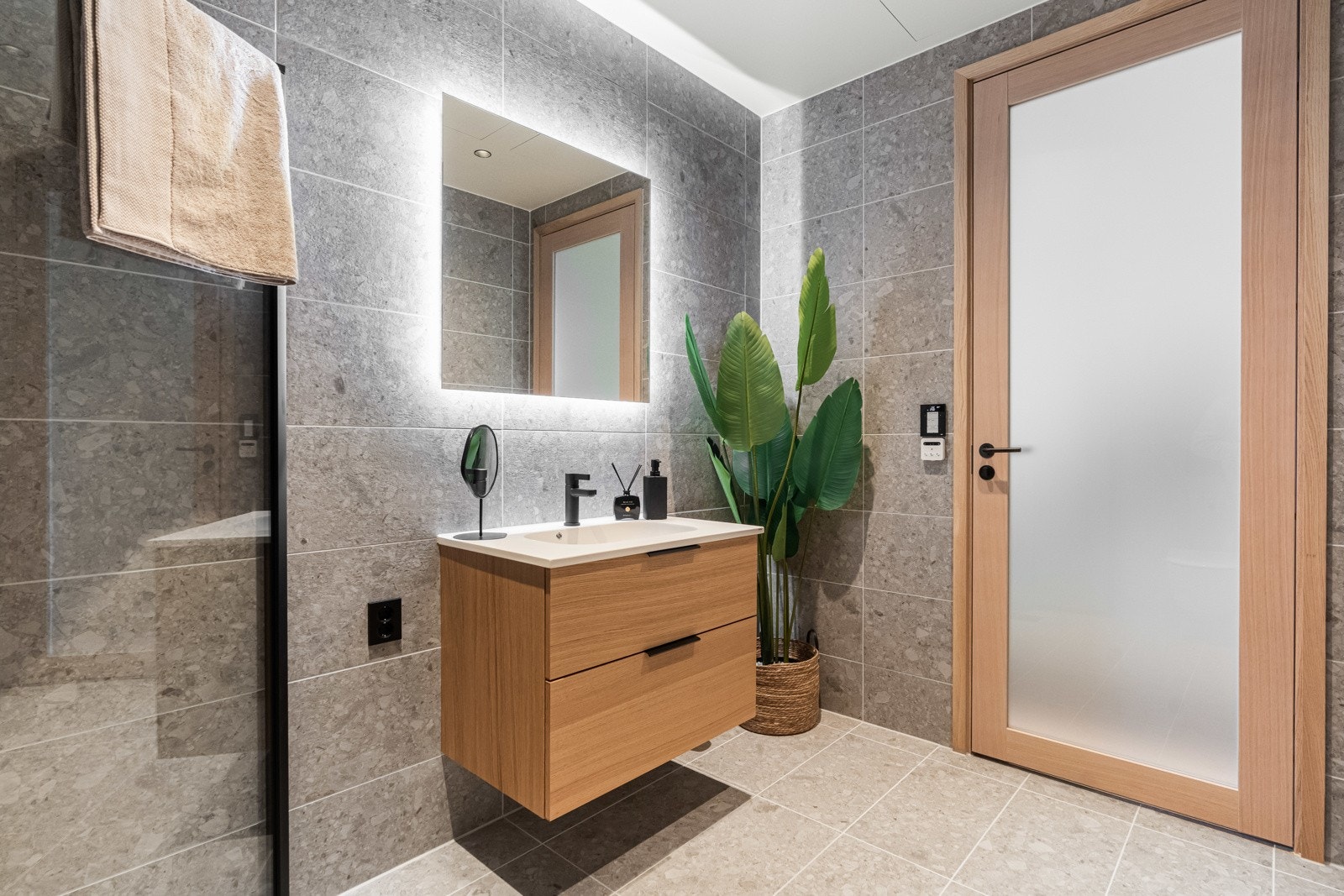 Det er elektrisk gulvvarme og opplegg til vaskemaskin på badet Galleribilde