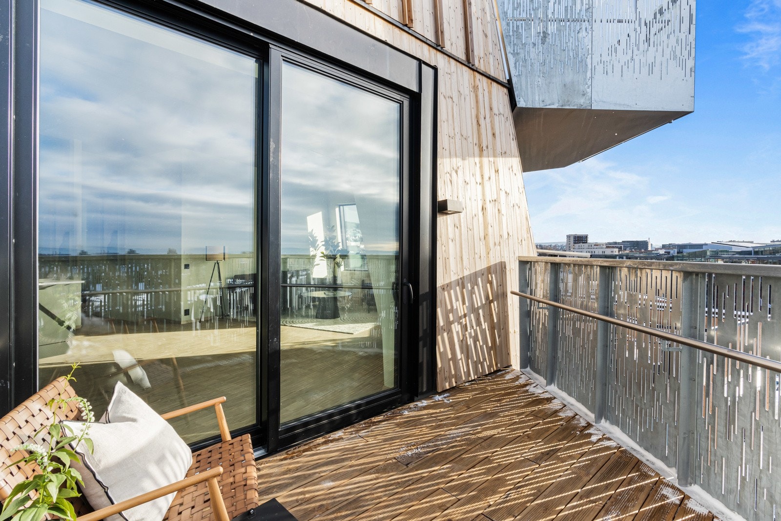 Balkongen i dagslys - legg merke til alle de stilige detaljene på fasade, gelender og i gulv Galleribilde