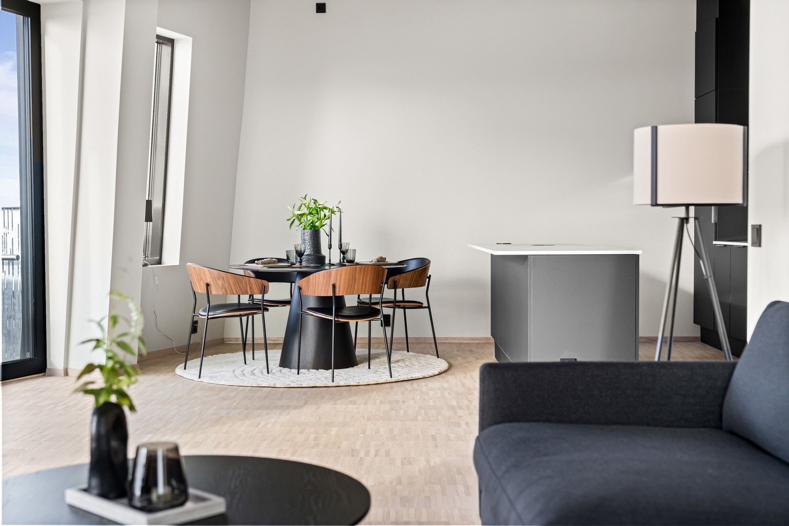 Spiseplass ved vindu Galleribilde