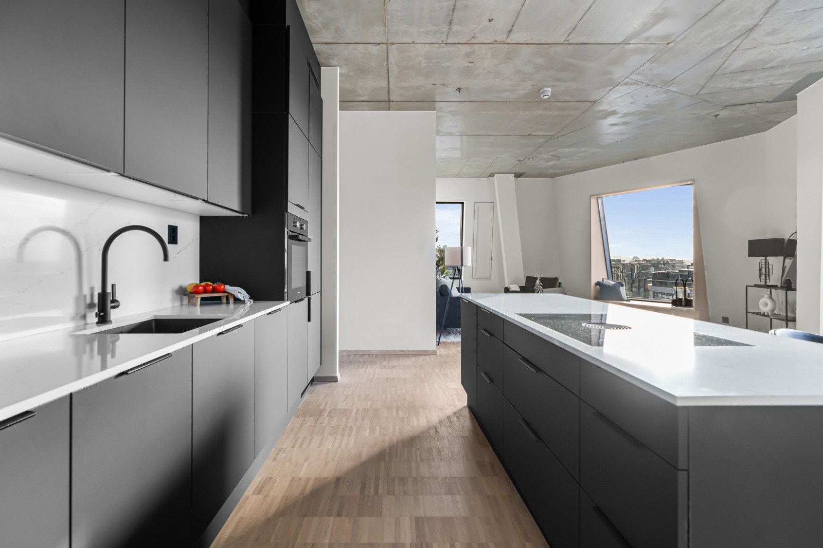 Eier har valgt en "sort profil" - legg merke til kran, vask og elektrisk punkt. Dette er går igjen gjennom leiligheten Galleribilde