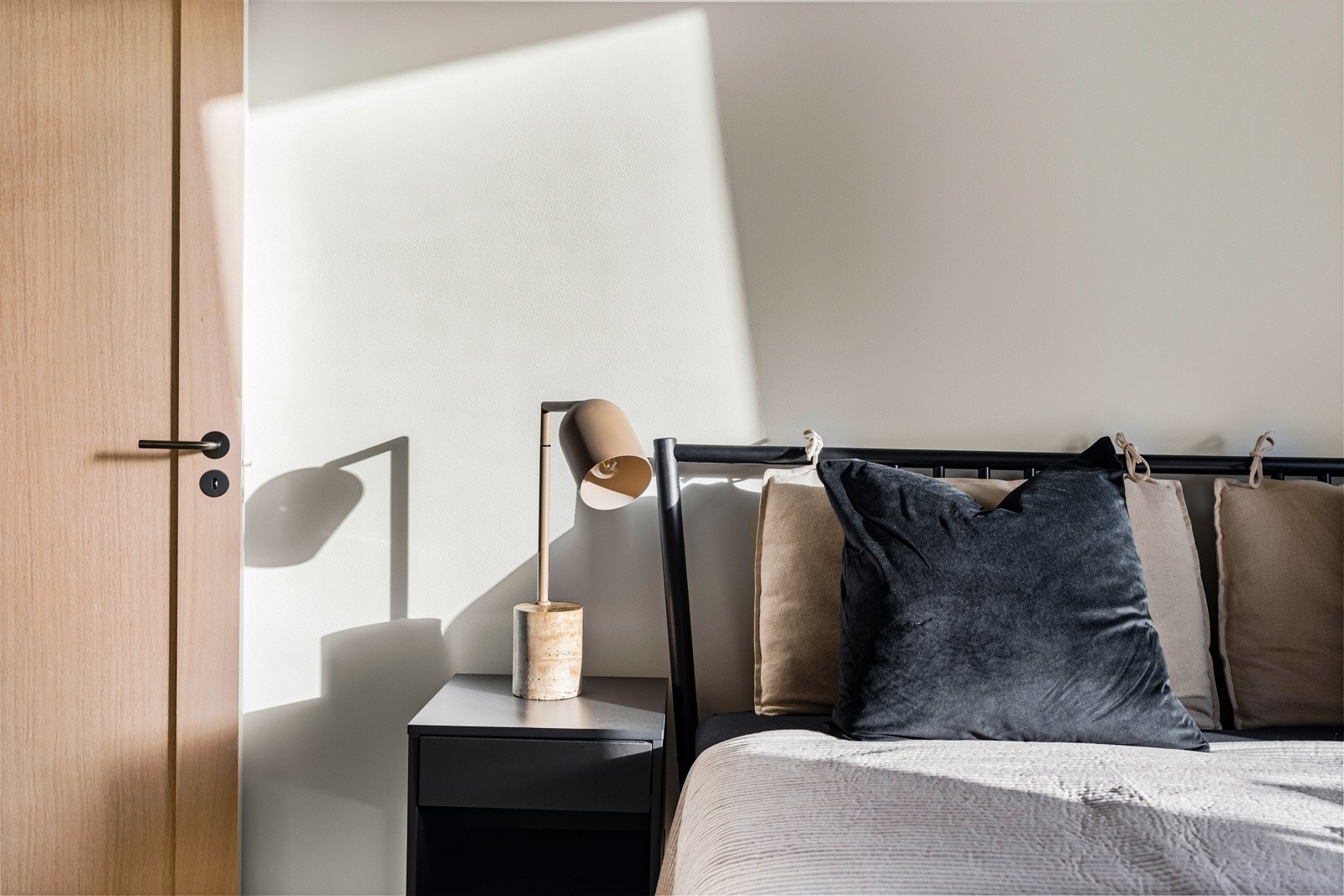 Soverom 1 - legg merke til døren her. Eier har oppgradert dørene til massiv eik. Galleribilde