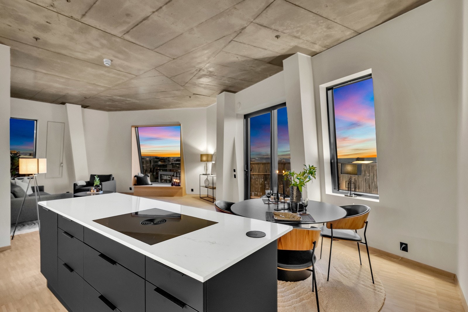 Kjøkkenøy med platetopp. Platetoppen med nedfelt ventilator Galleribilde