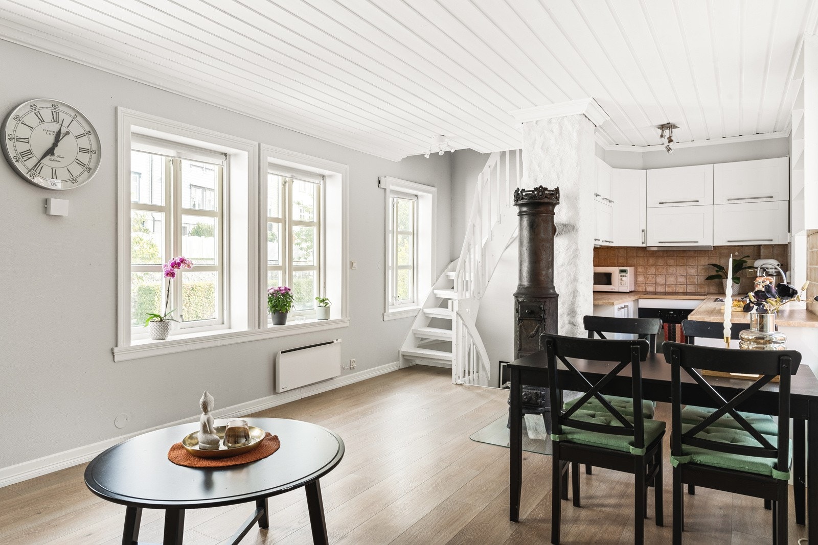 Videre opp i 2 etasje kommer man til den åpne stue/kjøkken løsningen som rommer 25 kvm. Galleribilde