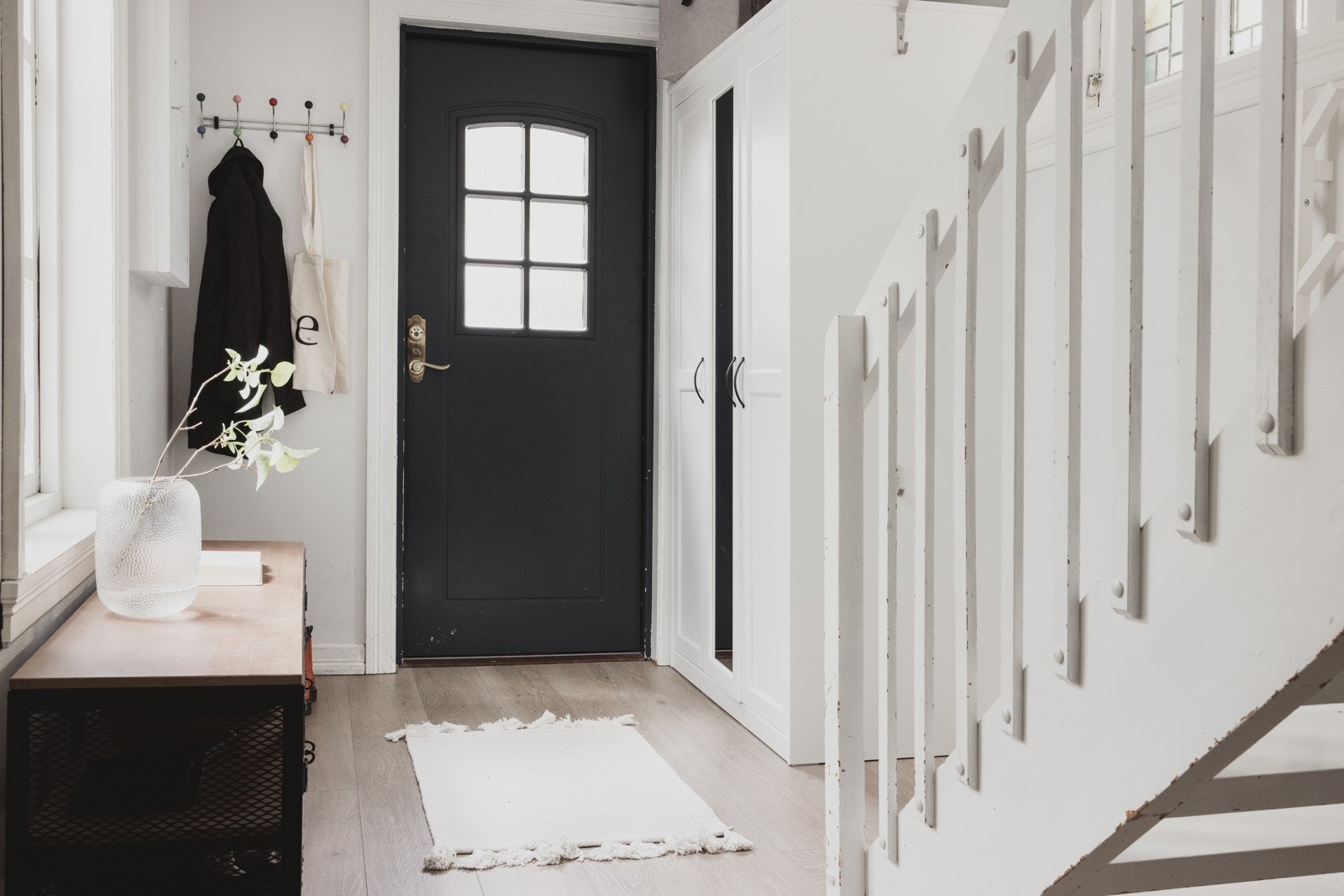 Her er det god plass til å henge fra seg yttertøy og legge fra seg skotøy, i tillegg er det varmekabler i gulvet. Galleribilde