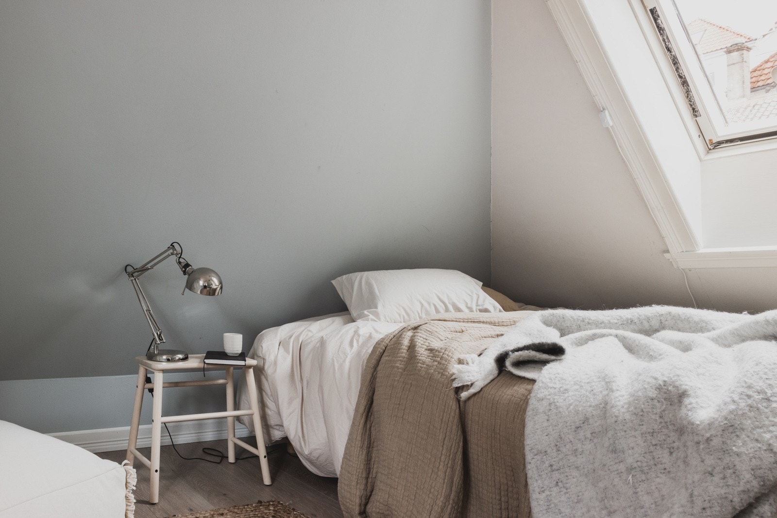 Boligens andre soverom finner man på loftet, dette rommet måler 4,2 kvm. Galleribilde