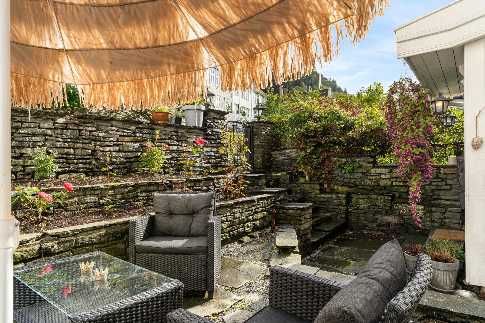 Stor og koselig uteplass med god plass til utemøbler. Galleribilde