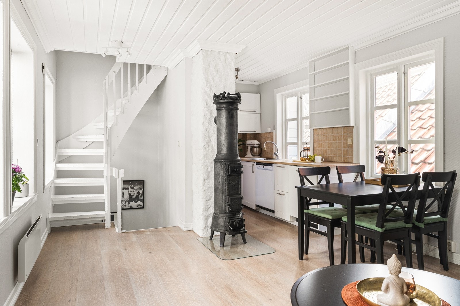 Rommet har god plass til både sofagruppe og spisebord i hver sine soner. Galleribilde