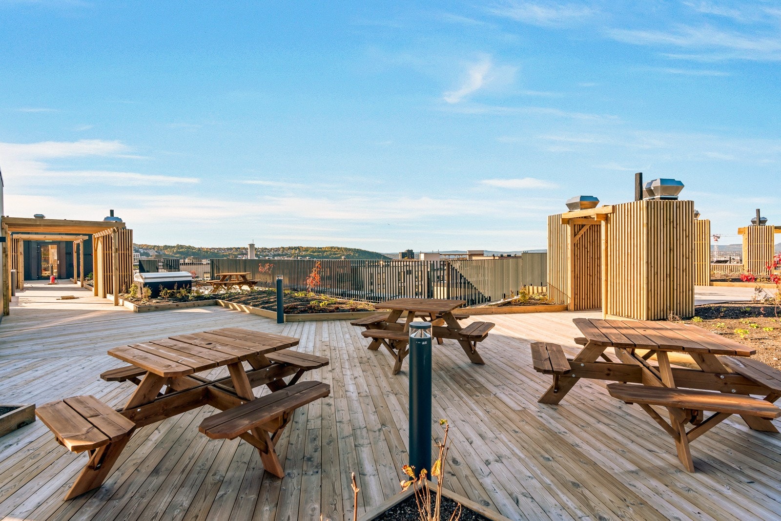 Felles takterrasse med fantastisk utsikt og pent opparbeidet med sittegrupper Galleribilde