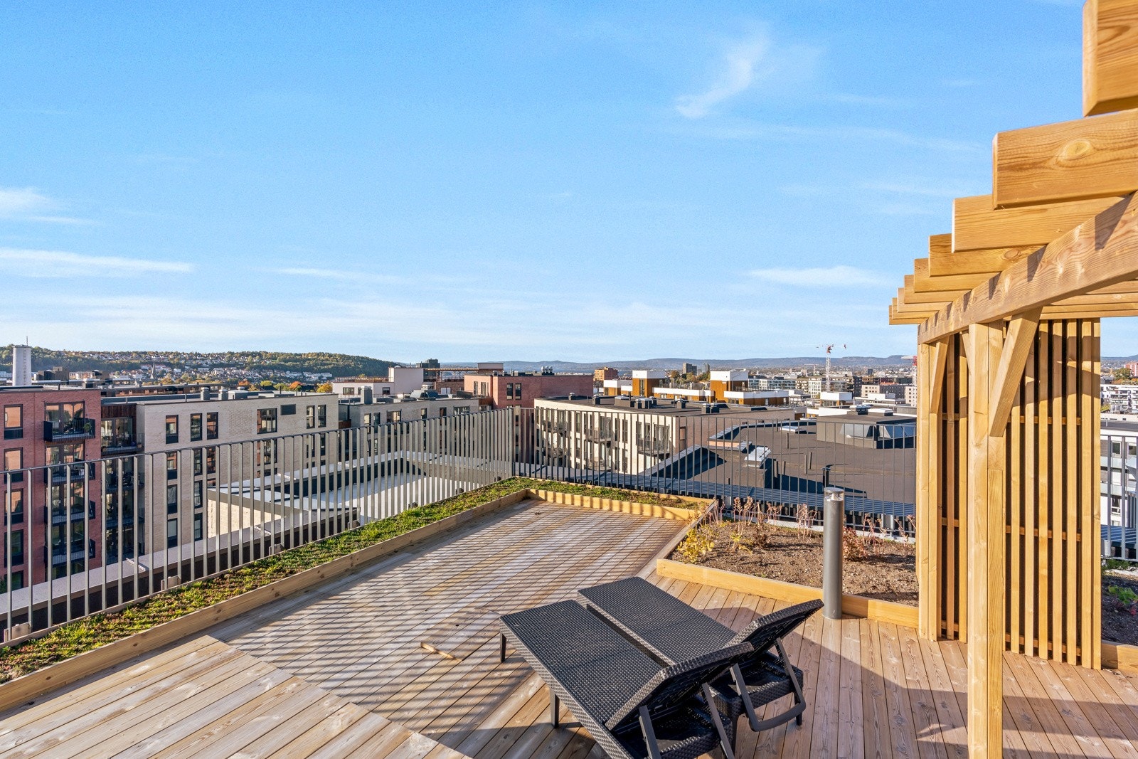Felles takterrasse med fantastisk utsikt og pent opparbeidet med sittegrupper Galleribilde