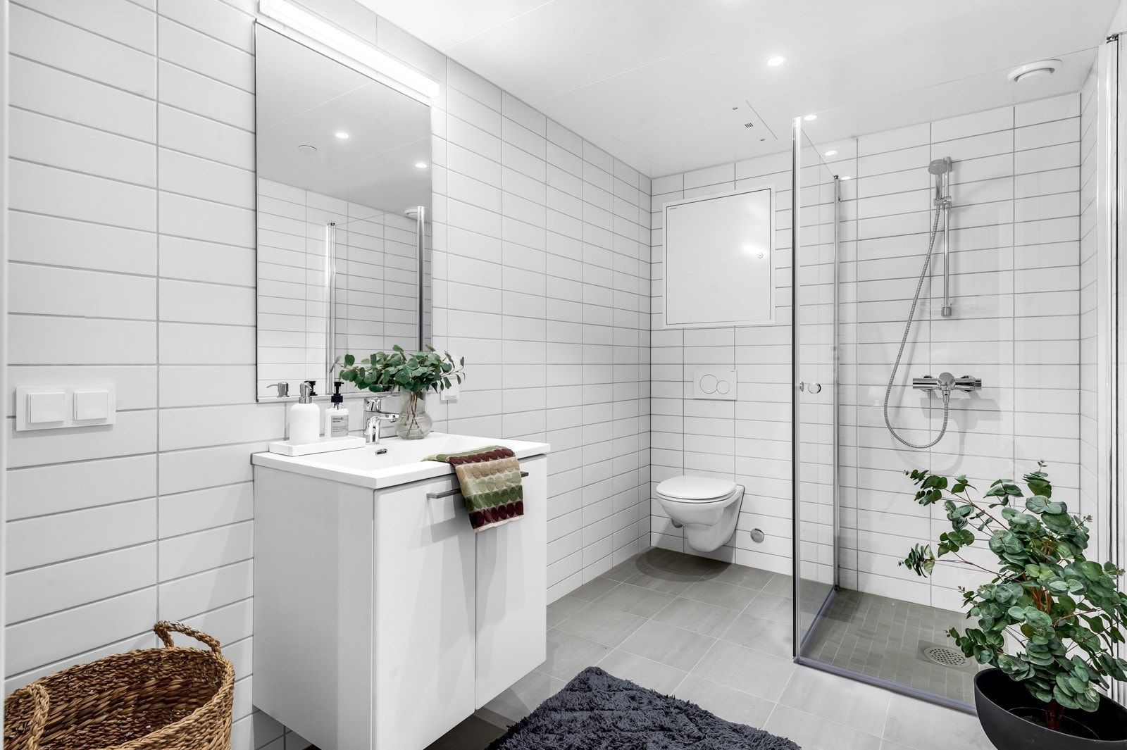 Stort og delikat bad/wc med opplegg for vaskemaskin og tørketrommel Galleribilde