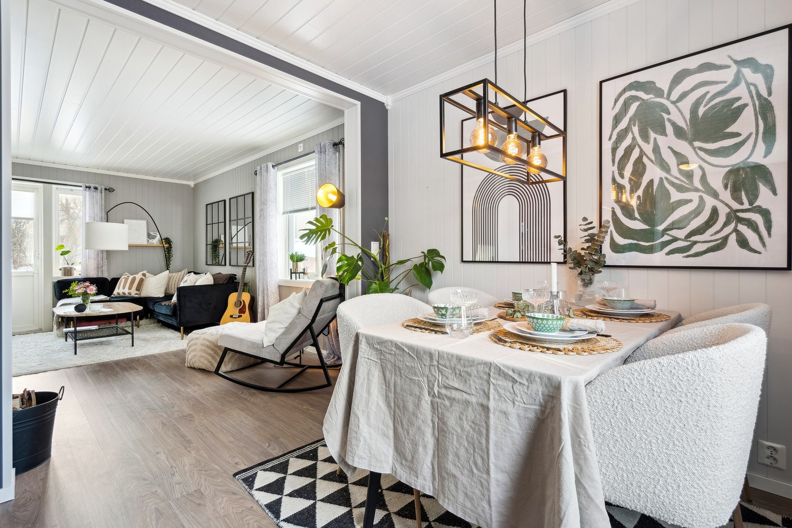 Leiligheten blir varmet opp med vedovn på stue og ellers elektrisk med diverse panelovner. Galleribilde