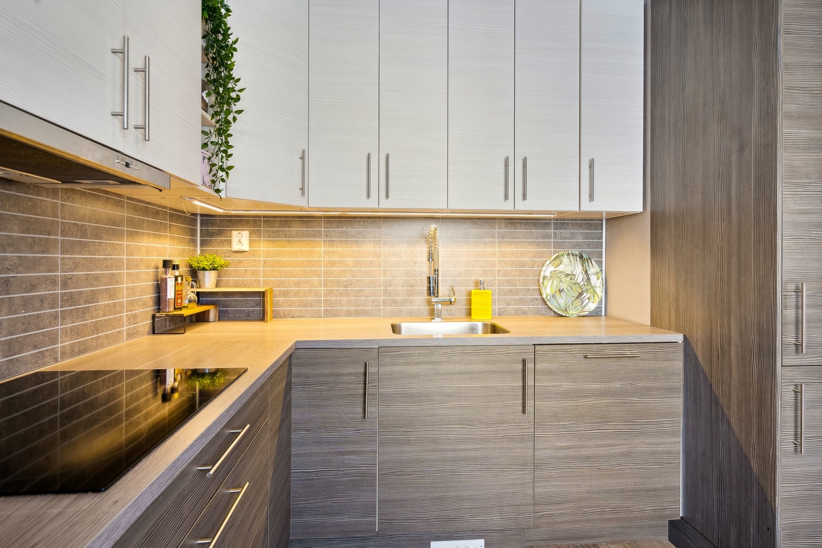 Lekkert kjøkken levert av Marbodal m/integrerte hvitevarer fra Electrolux. Galleribilde