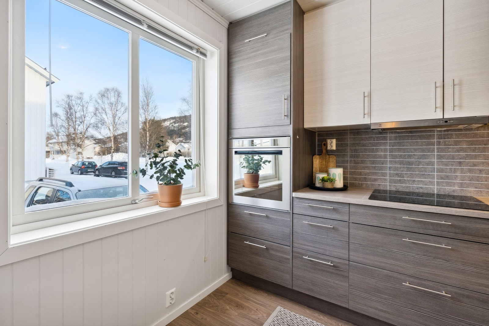 Her er arealet utnyttet godt med takhøye overskap. Galleribilde