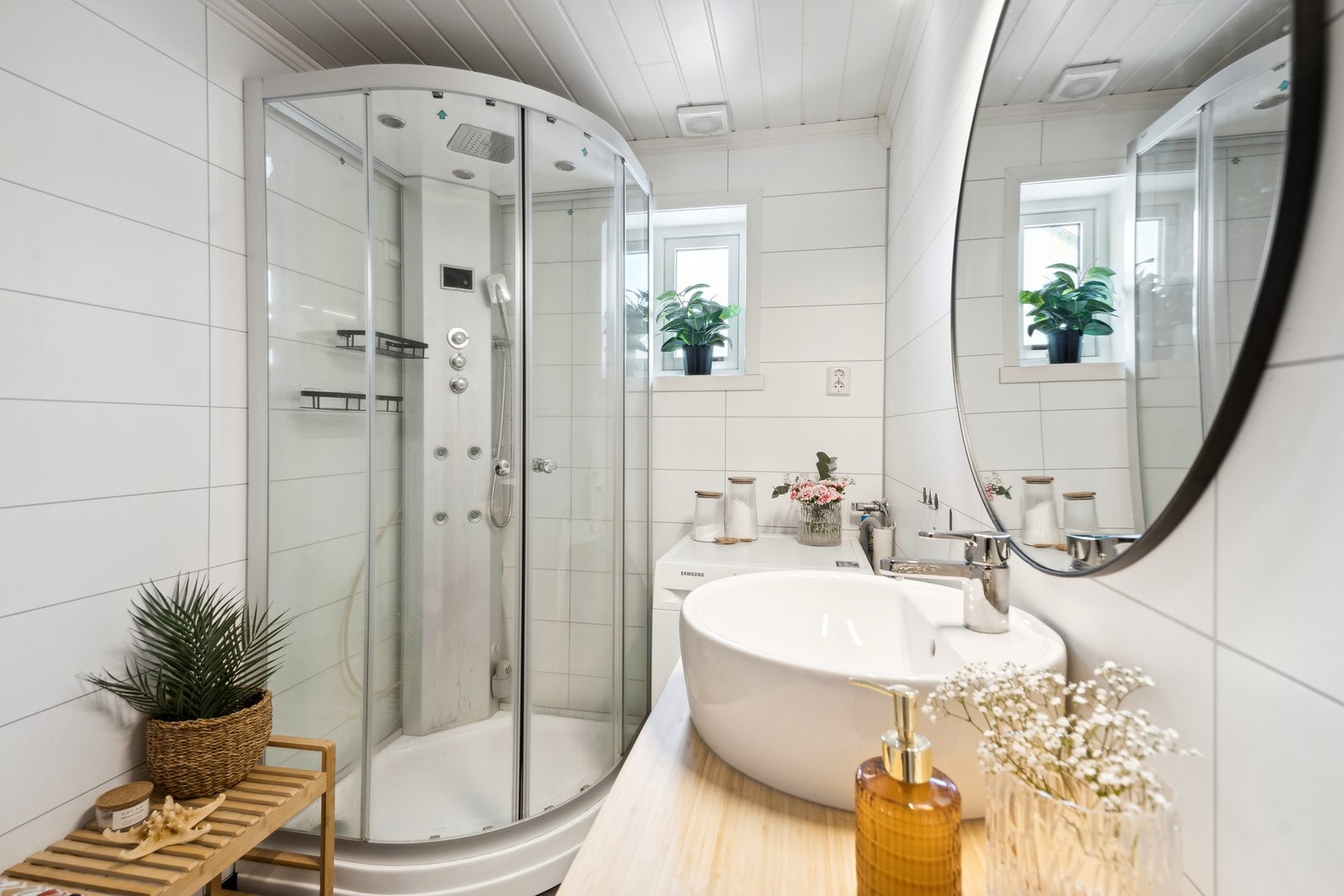 Bad/vaskerom fremstår med fliser på gulv m/ varmekabler og baderomsplater på vegger. Galleribilde