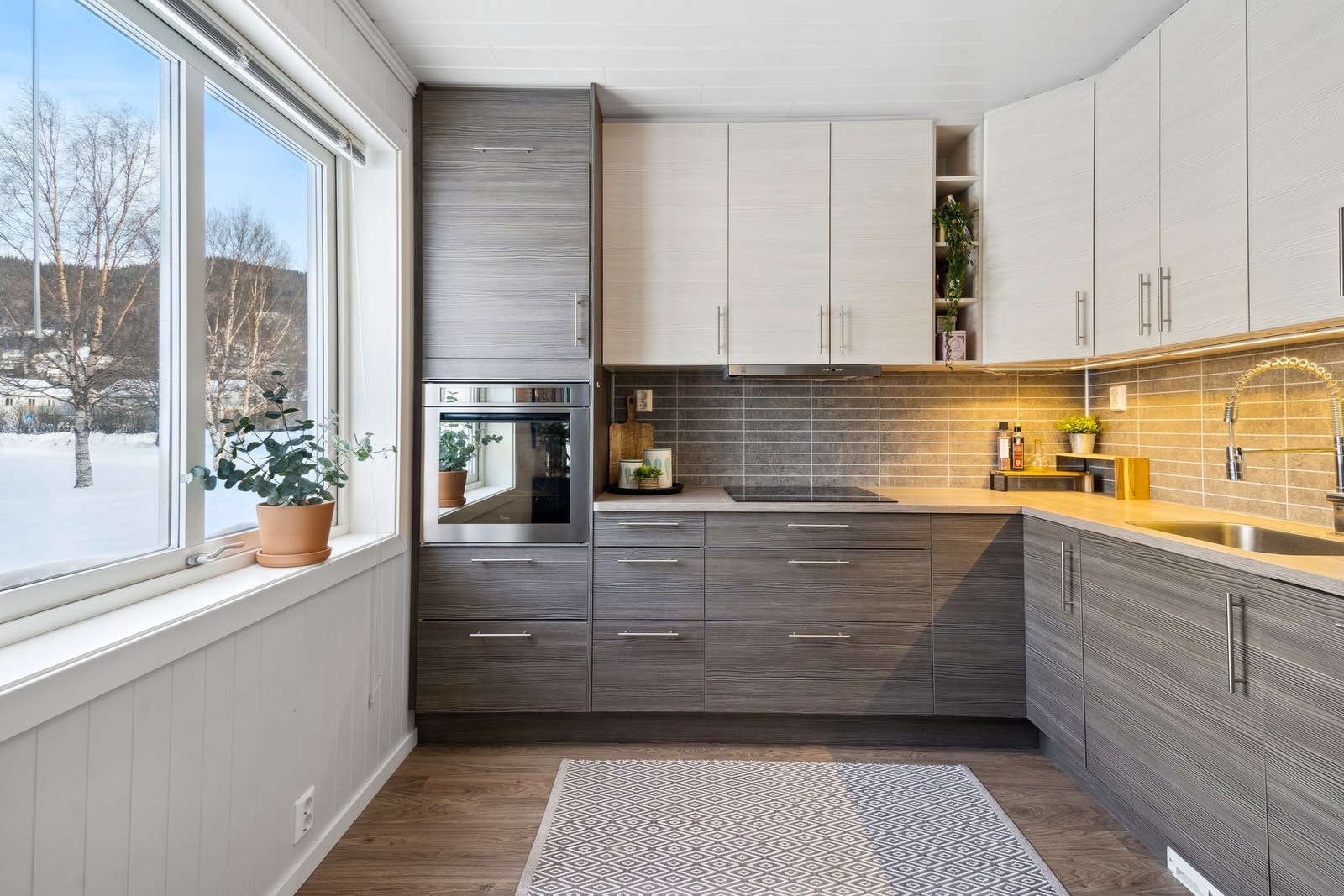 Leiligheten ble oppusset i 2013 i regi av forrige eier. Vegger og himling er etterisolert. I tillegg er det lydisolert med lydbøyler og gips. Her det gjort det lille ekstra! Galleribilde